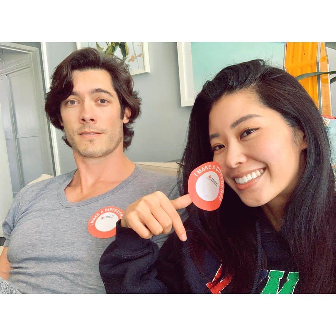 福山智可子のインスタグラム：「Since the coronavirus hit the United States, @americanredcross has seen a substantial decrease in blood donations. Unfortunately I was not eligible because my weight does not fulfill their requirement, @mattwilliamknowles does! Thanks for coming with me, but he was happy because he could have  @cheezit afterward. 😆 and I’m glad he is able to save some lives!  今出来ることはなんだろう。コロナウィルスの影響でアメリカでは急激に献血する方々が減っています。残念ながら私は体重が献血基準に満たしておらず献血することが出来ませんでした。1人でも多くの人の命が助かります様に。皆さんの健康と安全を祈ります🙏🏼 .  #imakeadifference #献血」