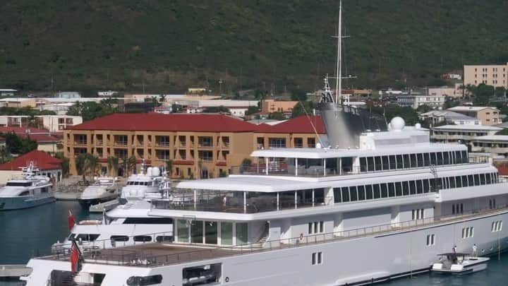 ジョン・メイヤーのインスタグラム：「If it’s stuck in my head, it might as well be stuck in yours. Here’s “Drone Shot of My Yacht,” as featured on last night’s @currentmood.」