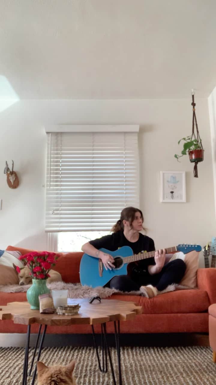 ベスト・コーストのインスタグラム：「my anxiety is going the fuck off today and the only thing that’s helped so far was doing this so I did the most terrifying thing i could think of and recorded myself playing it and am now sharing it with the whole ass internet because whatever - it seems a helpful thing for me to do these days (and most days tbh) is to be vulnerable with y’all. ⁣ ⁣ playing guitar is one of my biggest insecurities + it’s literally my job lol. hope this soothes you or does whatever you might need for it to do. ⁣ ⁣ also shout out to Snacks screaming at me in the beginning, Josie’s chill ass energy + my Ugg slippers. also to @fender for this beautiful ass guitar 💙」