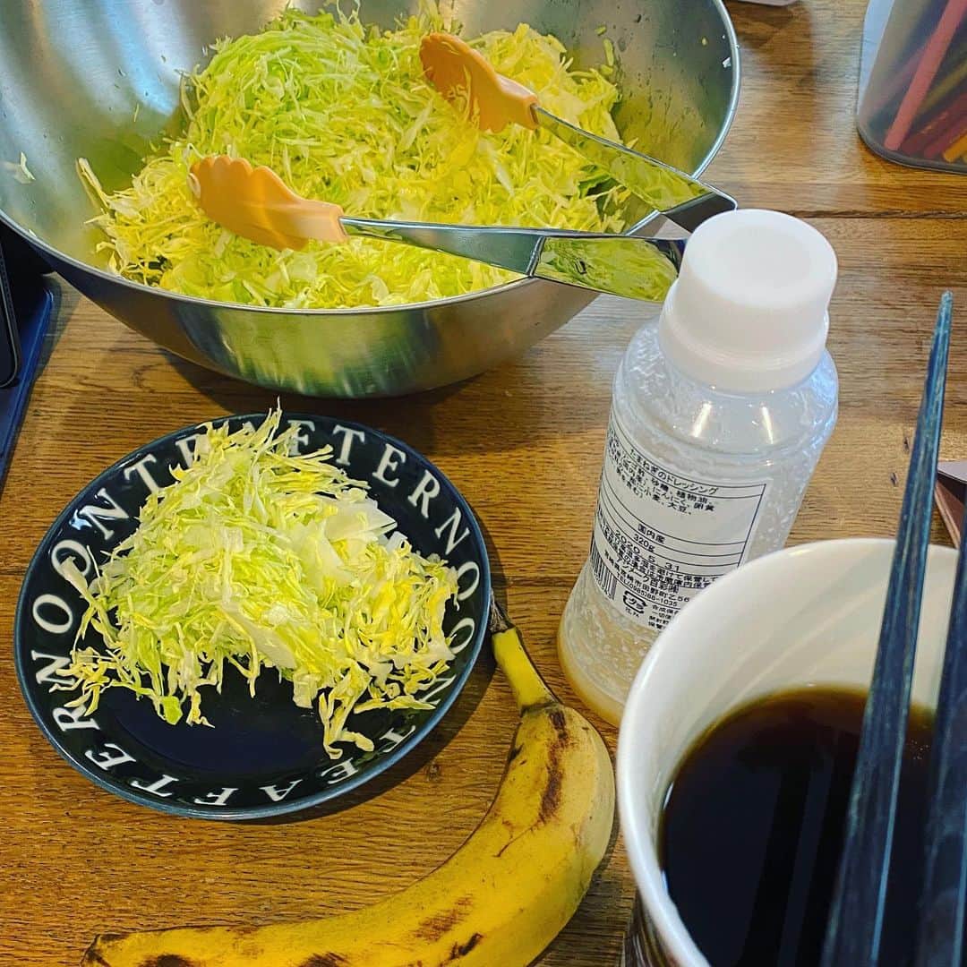 安倍吉俊のインスタグラム：「朝飯。春キャベツがうますぎてキャベツが止まらん」