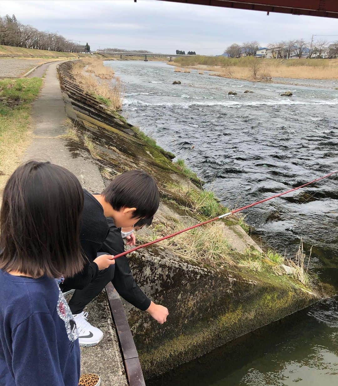 甘糟記子さんのインスタグラム写真 - (甘糟記子Instagram)「秋田4日目です(o^^o)  お義母さんの美味しい朝ごはん(≧∀≦) 朝からご飯を食べすぎる（笑）  午前中は川で釣りでも、ということで川に出かけてみたけれど、、、 川の脇の水が流れ出るところの方が大きい魚がいたので、隙間から糸を垂らしてみることに( ^ω^ )  でもほんと、100円ショップの釣竿でちょっと垂らしただけなので（笑）、ぜーんぜん釣れないƪ(˘⌣˘)ʃ パパはこれでも大丈夫って言ってたけど、そういうもの？（笑）  結局釣りの雰囲気だけ味わってランチへ！  パパのお友達のおばさんがやってるラーメン屋さん万々！  餃子も美味しかったな〜！ 秋田に来ると知らないことばかりで、毎日が新鮮で楽しいです！  #朝ごはん#秋田#角館#釣り#息子殿姫#息子殿#姫#万々#餃子#japan #akita」3月31日 8時52分 - norihey924