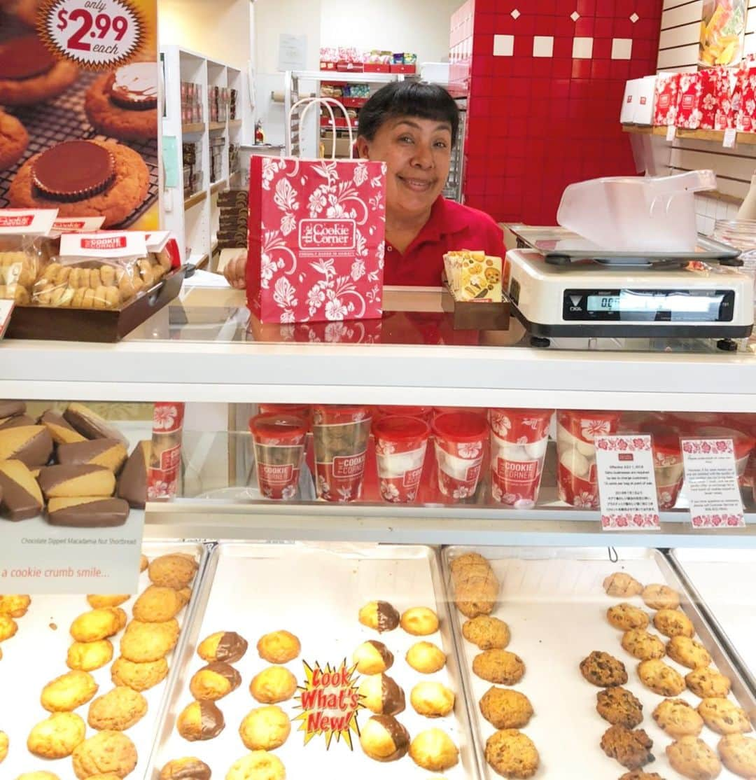 マキ・コニクソンさんのインスタグラム写真 - (マキ・コニクソンInstagram)「Lockdown Day 8 今日のテイクアウトは私が大好きなCookie Corner。チョコレートチップマカデミアナッツの焼き立てクッキーが好き！🍪ここのはフレッシュが売り！今のところアラモアナ、カハラモール、カイムキ店のみの営業。 頑張れロコビジネス！💪🏼 因みに今のハワイはお店に行っても入れるのは1人そして店員さんとは1.8m離れています。厳重体制で営業している。 #ハワイの美味しいクッキーのおすそ分け🍪 #頑張れロコレストラン💪🏼 #頑張れロコビジネス！#頑張れハワイ！#頑張れ世界🌏 #エアハワイ🌺」3月31日 9時09分 - makikonikson