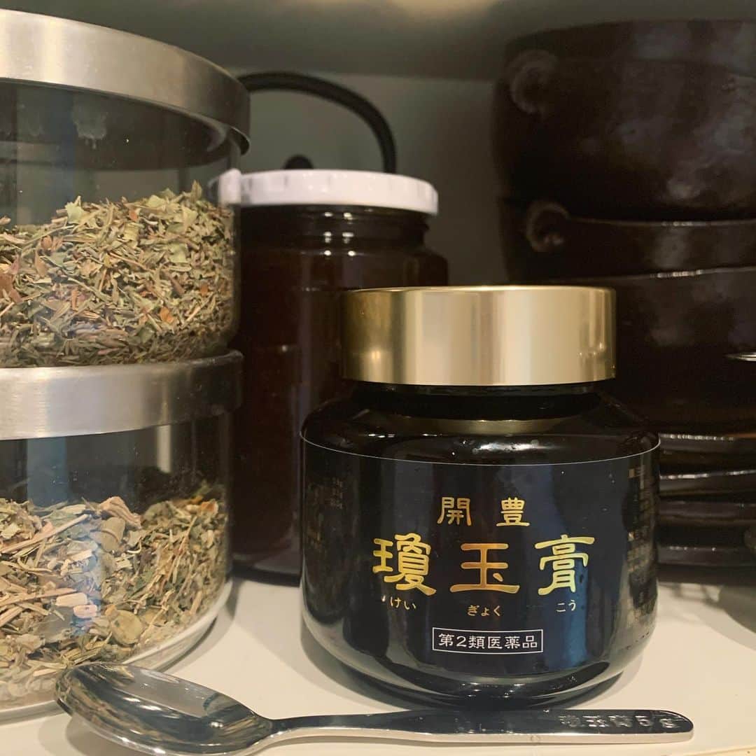 風間ゆみえのインスタグラム：「朝の日課  毎朝、瓊玉膏をスプーン🥄一杯  夕方あたりに倦怠感が出たときや 小腹が空いたときにも1杯  冷えを感じるときにも1杯  #食べ過ぎ注意、笑 #1日1〜2回 #体力の回復に #詳しくは少し前のpostをご覧ください #SENSEofSEASONの記事です」