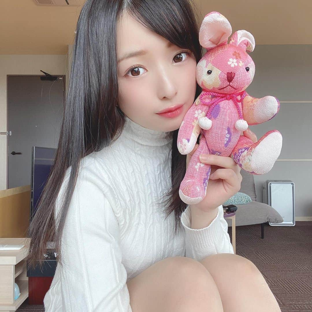 月野ももさんのインスタグラム写真 - (月野ももInstagram)「・ 山根さんいつもありがとうございます🥰 髪の毛サラサラ透明感のあるカラーにしてもらいました！ ・ #六本木 #六本木ロアナ #六本木loana #loanaroppongi #美容室」3月31日 9時20分 - momocslr4