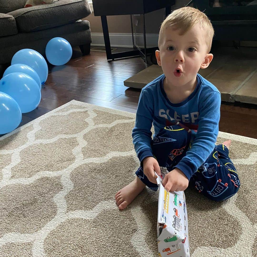 ライアン・ルアさんのインスタグラム写真 - (ライアン・ルアInstagram)「Little different of a bday celebration this year! 3️⃣ ... I think you know the theme 😭 #monsterjam #gravedigger #3rdbirthday #quarantinebirthday #mohawk」3月31日 9時29分 - ryan_rua