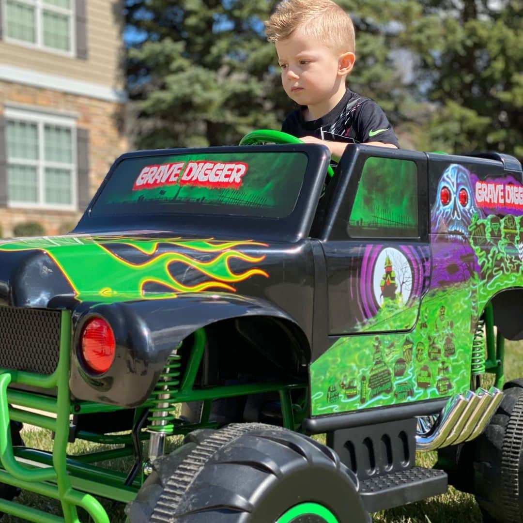 ライアン・ルアのインスタグラム：「Little different of a bday celebration this year! 3️⃣ ... I think you know the theme 😭 #monsterjam #gravedigger #3rdbirthday #quarantinebirthday #mohawk」