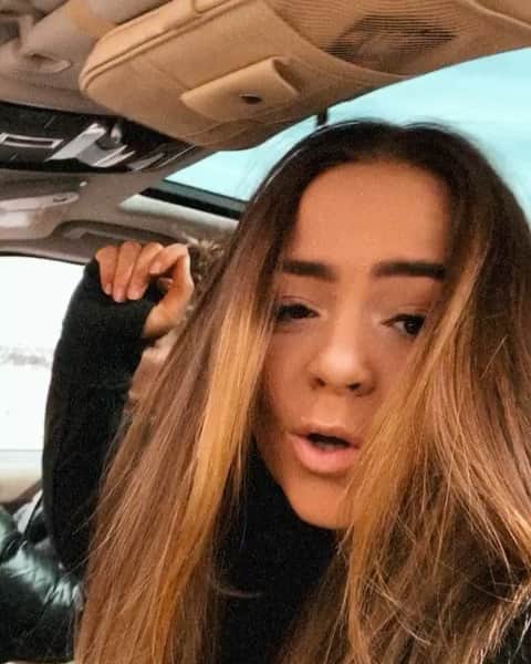 ミッチェル・マネーのインスタグラム：「This was two hours before the accident. We decided to put makeup on and go to the gas station and grab a drink. I told her I would let her drive my car in the parking lot as she is working on driving soon.  She told me she was awesome at parking! 😂Lol! (She lied) We have so much fun together! She is my favorite human! I can’t wait to hear her laugh again! Surgery went great. Her numbers are in a really good place. Two more days to let the brain swell up and monitor until taking her off of sedation to see what we find. Thank you again for the prayers. You will never know. ❤️#prayforbrie」