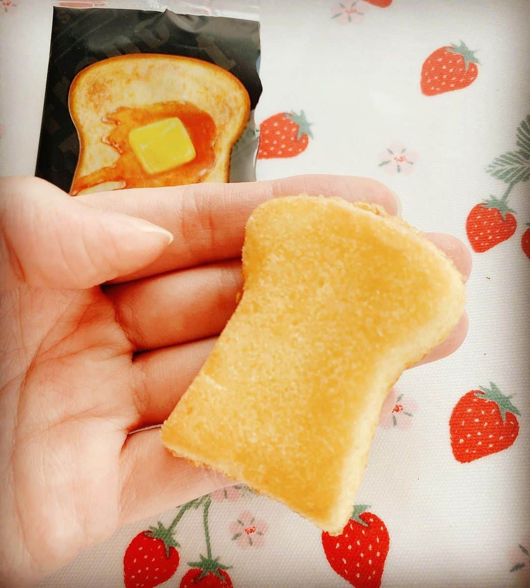 妃海風さんのインスタグラム写真 - (妃海風Instagram)「. . さーて朝ごはん食べよ . 食パン。。。 ちっっっ。。ちゃ‼️笑 . . #フレンチトースト #の、お菓子 #小さな食パン型 #かわい . #あ。 #最近アメブロにて #よくよくつぶやいてます #たあいのないことを #友達にラインしてんのか！ #ってくらい自由に #つぶやきまくってるので笑 #よければのぞいてね . #おうち生活 #共に楽しいことみつけていきましょう」3月31日 9時53分 - fuhinami_official