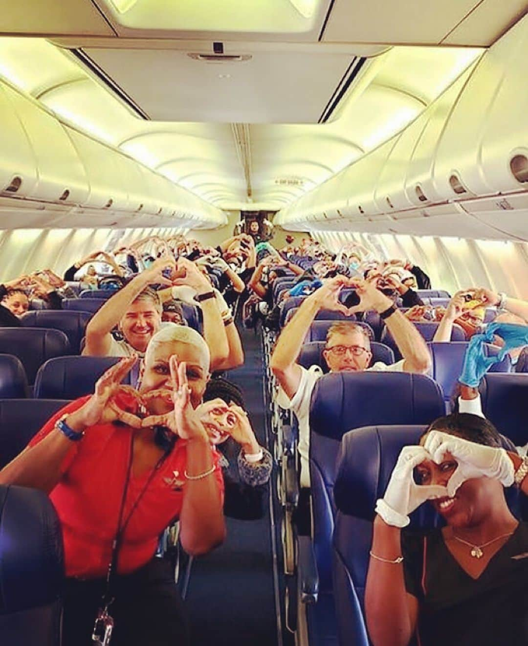 ジョシュ・ホロウェイさんのインスタグラム写真 - (ジョシュ・ホロウェイInstagram)「What #RealLifeHeroes look like. THANK YOU!!! 🙏🏽❤️ #Repost @southwestair ... While so many of us continue to feel the effects of the COVID-19 pandemic, no one knows what is happening quite like our medical professionals. These brave souls soldier on in the midst of tremendous risk and exposure, constantly putting the needs of others above their own. Their selfless sacrifice is a beacon of light during such a dark time in our world, and no amount of gratitude and praise would ever be enough. Because of their courage, our family, our friends, our coworkers, our neighbors, and more have a fighting chance. More than a dozen healthcare professionals from #Atlanta answered the call this past Friday evening to serve in New York. This photo embodies it all: bravery, courage, and sacrifice. If it were easy, everyone would do it, but we know that is not the case. Thankfully, this group and countless others do it each day, and for that we are forever grateful and in their debt. So to all the first responders, medical professionals, healthcare workers, and anyone else on the front lines today and every day to keep us safe, thank you. 📸 Southwest Employee Dayartra E.」3月31日 10時00分 - officialjoshholloway