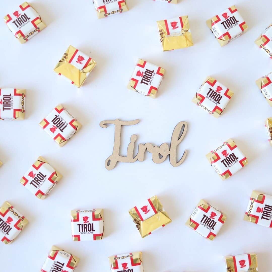 チロルチョコのインスタグラム：「【九州限定】だった﻿ チロルチョコ〈ミルクヌガーパック〉が﻿ 【九州発】のデザインにリニューアル😍✨ ﻿ ﻿ 「チロルチョコ〈ミルクヌガーパック〉」﻿ 九州発のご紹介です🧚‍♀️ ﻿ ﻿ チロルチョコ〈ミルクヌガーパック〉は、﻿ 1962年に誕生した元祖チロルチョコの「ミルクヌガー」を食べやすい一口サイズにした27個入りのパック🤩﻿ ﻿ ﻿ ﻿ 歴史深い懐かしい味をぜひご自宅でお楽しみください🕴﻿ ﻿ ﻿ ﻿ ﻿ #tirol #tirolchoco #チロルチョコ #チロル #チョコレート #おやつタイム #chocolate ﻿ #おやつ #onmytable #sweetstable #スイーツ部 #おうちカフェ #日々の暮らし #sweettooth  #チョコ #おやつの時間  #スイーツ女子  #スイーツ男子  #チョコラブ  #chocolatelover  #snack #スイーツ大好き #sweetsmile #スイーツ  #shopチロルチョコ#パッケージデザイン#九州発#ミルクヌガー﻿」