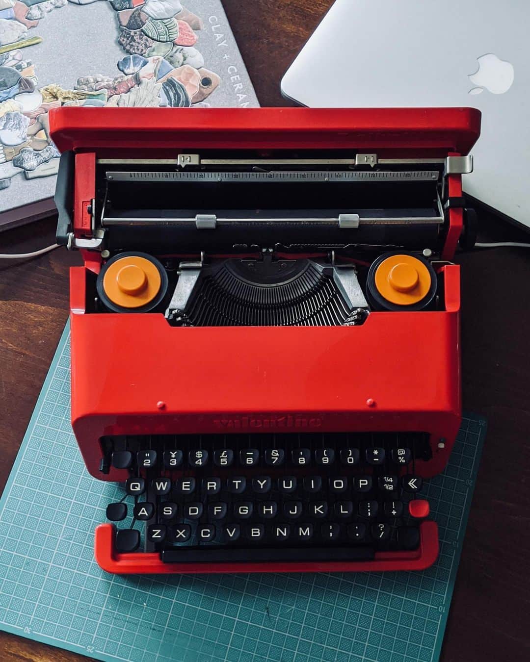Joeさんのインスタグラム写真 - (JoeInstagram)「Love to work on the Typewriter  1968年にソットサスが手がけたオリベッティーのタイプライター。レトロなタイピング音にどハマり。家で過ごす時間が増えた今、この真っ赤なマシーンをカチャカチャする時が。  #OlivettiValentine #EttoreSottsass」3月31日 10時15分 - joe_tokyodandy
