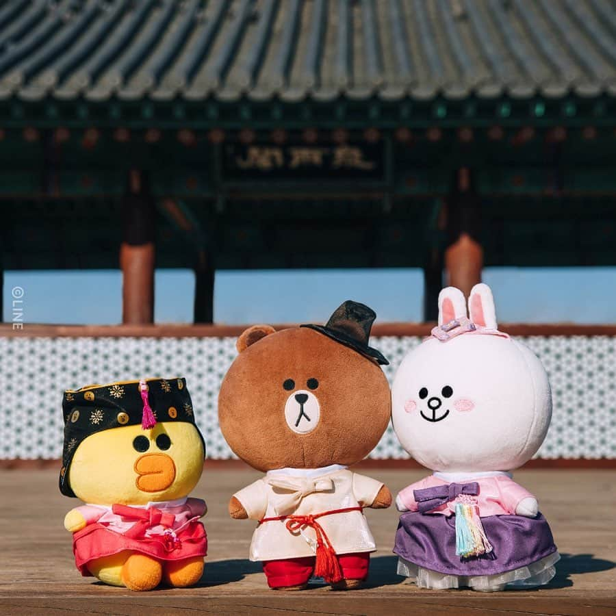 LINE FRIENDSさんのインスタグラム写真 - (LINE FRIENDSInstagram)「BROWN & FRIENDS Hanbok edition ⠀ Never knew traditional attire could be this cute. 🤔 ⠀ Check out the fine details of the fresh spring drop. Right Now at LINE FRIENDS COLLECTION ⠀ 👉 For more, check out the product tag. ⠀ #LINEFRIENDS #BROWN #CONY #SALLY #Hanbok #Edition #InternationalShipping #LINEFRIENDSCOLLECTION」3月31日 10時30分 - linefriends