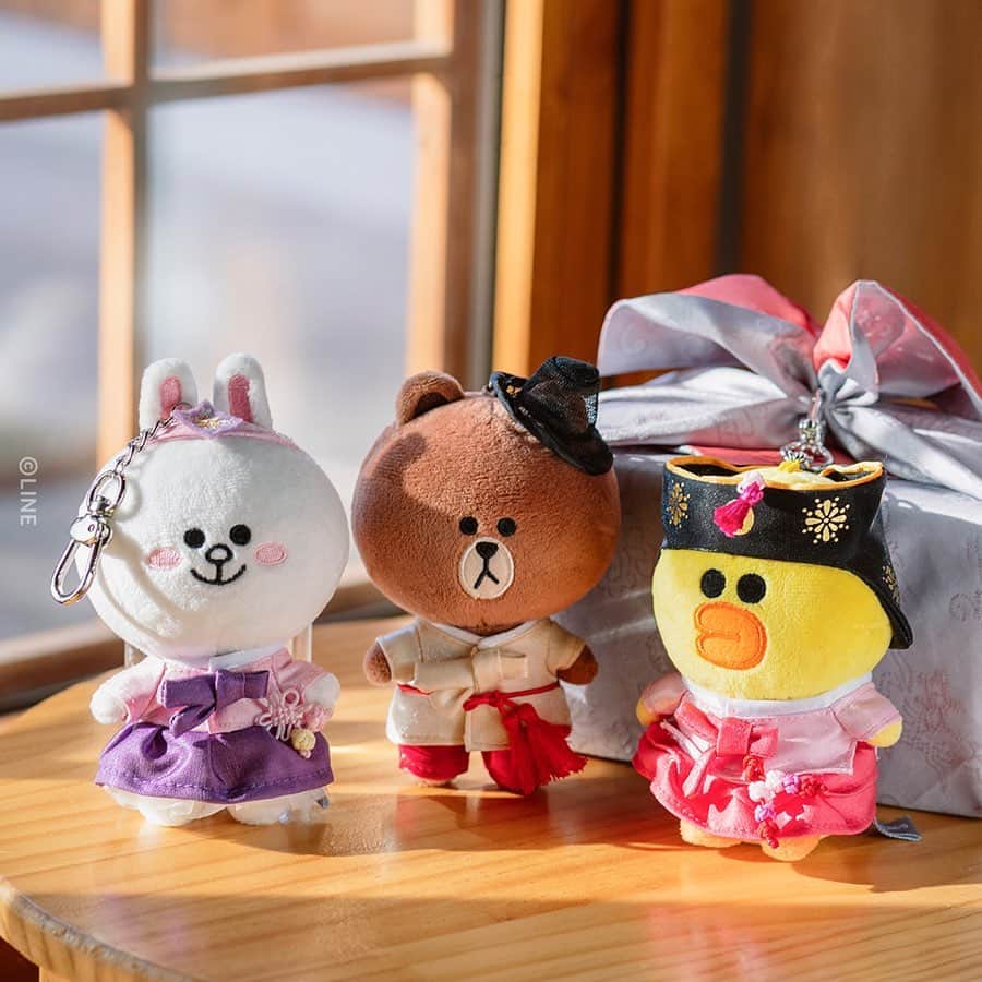 LINE FRIENDSさんのインスタグラム写真 - (LINE FRIENDSInstagram)「BROWN & FRIENDS Hanbok edition ⠀ Never knew traditional attire could be this cute. 🤔 ⠀ Check out the fine details of the fresh spring drop. Right Now at LINE FRIENDS COLLECTION ⠀ 👉 For more, check out the product tag. ⠀ #LINEFRIENDS #BROWN #CONY #SALLY #Hanbok #Edition #InternationalShipping #LINEFRIENDSCOLLECTION」3月31日 10時30分 - linefriends