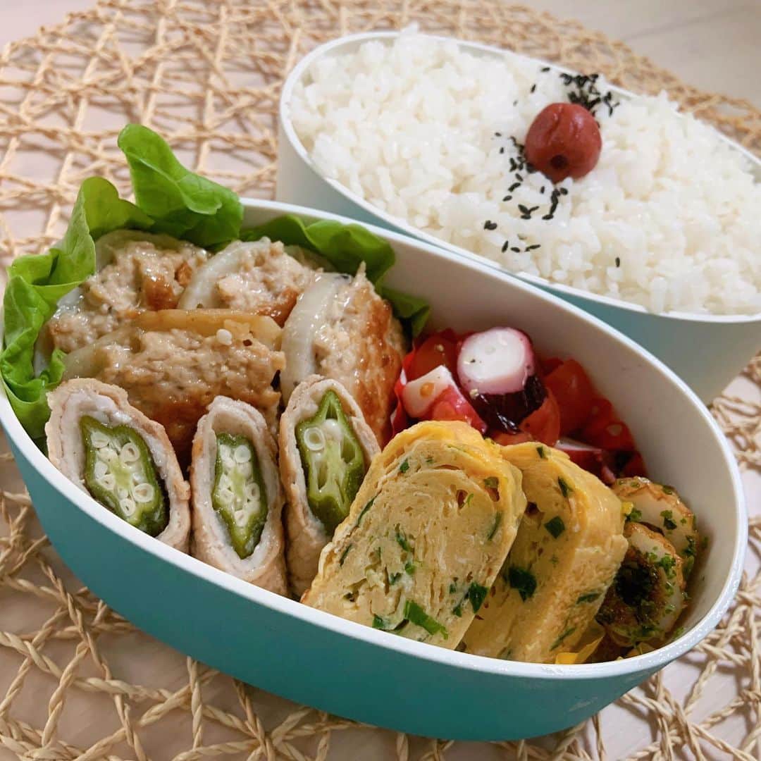 本田しおりのインスタグラム：「#今日のお弁当  #蓮根つくね焼き#オクラの豚ロース巻き #タコとトマトのオリーブマリネ#ニラ入り出し巻き卵#ちくわの磯辺焼き  #お弁当 #本田弁当 #旦那さん弁当 #神ちゃん弁当」