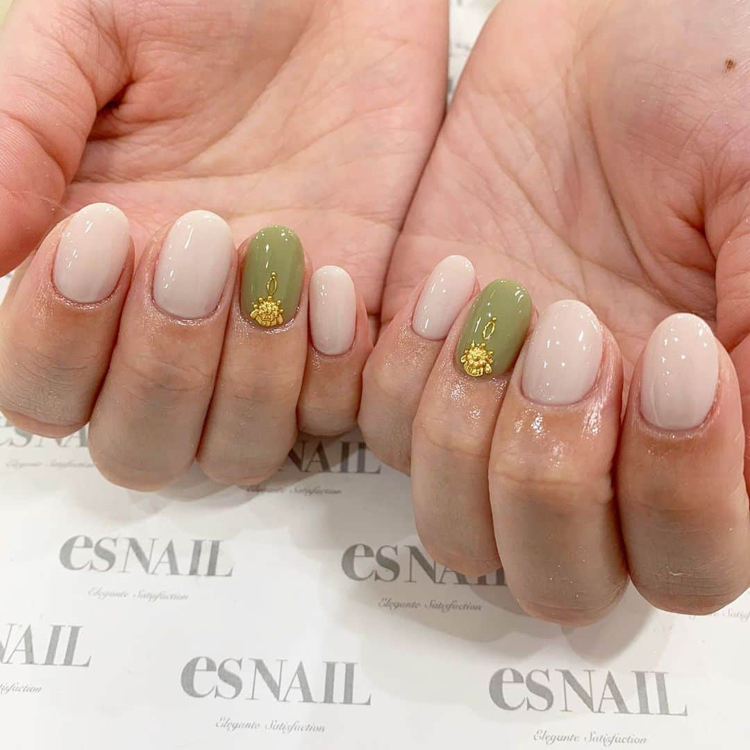 esNAILさんのインスタグラム写真 - (esNAILInstagram)「. ポイントアート🌿 . .  #nail#nails#nailart#naildesign##esnail_shibuya#gelnail#ネイル#エスネesnailイル#ジェルネイル#esネイル#ネイルデザイン#美甲#tokyo#shibuya#newnail#渋谷店#新宿店#吉祥寺店#大宮店#名古屋店#大阪店#福岡店 @esnail_la」3月31日 11時01分 - esnail_japan