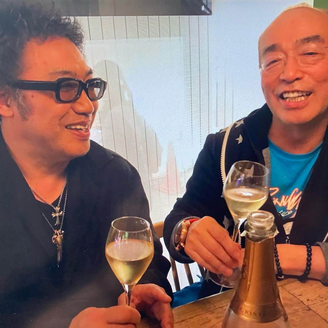 コロッケのインスタグラム：「先日、志村さんが亡くなられました。 現実を受け止められずに涙が止まりません。 もう電話しても繋がらないし、どんなに会いたいと思っても会うこともできません。 いつも、お会いした時には、笑いとは何か、舞台とは何かを真剣に教えてくれました。 僕が１番困っている時にも、助けて頂きました。 本当にありがとうございました。  志村さんは、今まで、たくさんの人を笑顔にする事に全力で命をかけて来られた方だと思っております。笑いにたずさわる芸人として、志村さんに教えて頂いた数々の事を、大切に生きて行きます。  ２人で一緒に、お酒を飲んだ楽しい時間を、一生忘れません。  心よりご冥福をお祈り申し上げます。  コロッケ」
