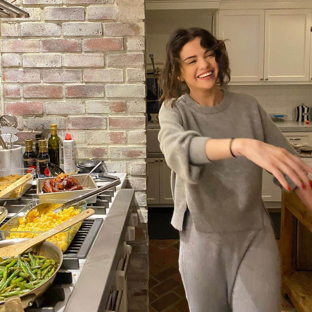 セレーナ・ゴメスさんのインスタグラム写真 - (セレーナ・ゴメスInstagram)「Trying to take a cute/serious pic of me cooking but then felt embarrassed so I’m using the candid where I look so happy but I really feel kinda cheesy. 😏 Anyway, I shared a few lists in my stories of things I’m watching, listening to and reading to keep me positive and help pass the time. Hope it helps you 💖  For music: “If the World Was Ending” - JP Saxe & Julia Michaels “You Say” - Lauren Daigle “Snowchild” - The Weeknd “The Blessing” - Kari Jobe, Cody Carnes & Elevation Worship “The Box” - Roddy Rich  For movies:  Invisible Man  Jennifer’s Body American Hustle  Uncut Gems  Clueless Sugar and Spice  After the Wedding  Zodiac Election Flirting with Disaster  For shows:  The Morning Show  Good Girls The Servant  SNL (re-runs)  The Mind Explained  For books: “Becoming” - Michelle Obama “The Undocumented Americans” - Karla Cornejo Villavicencio “Signs” - Laura Lynne Jackson  For podcasts:  On Purpose with Jay Shetty Wait Wait... Don’t Tell Me A New Earth - Oprah & Eckhart Tolle Get Sleepy  For accounts to follow:  @tinykitchentm @jessicayellin @selenagomez.doll @chloeiscrazy  @nostalgia.video」3月31日 11時07分 - selenagomez