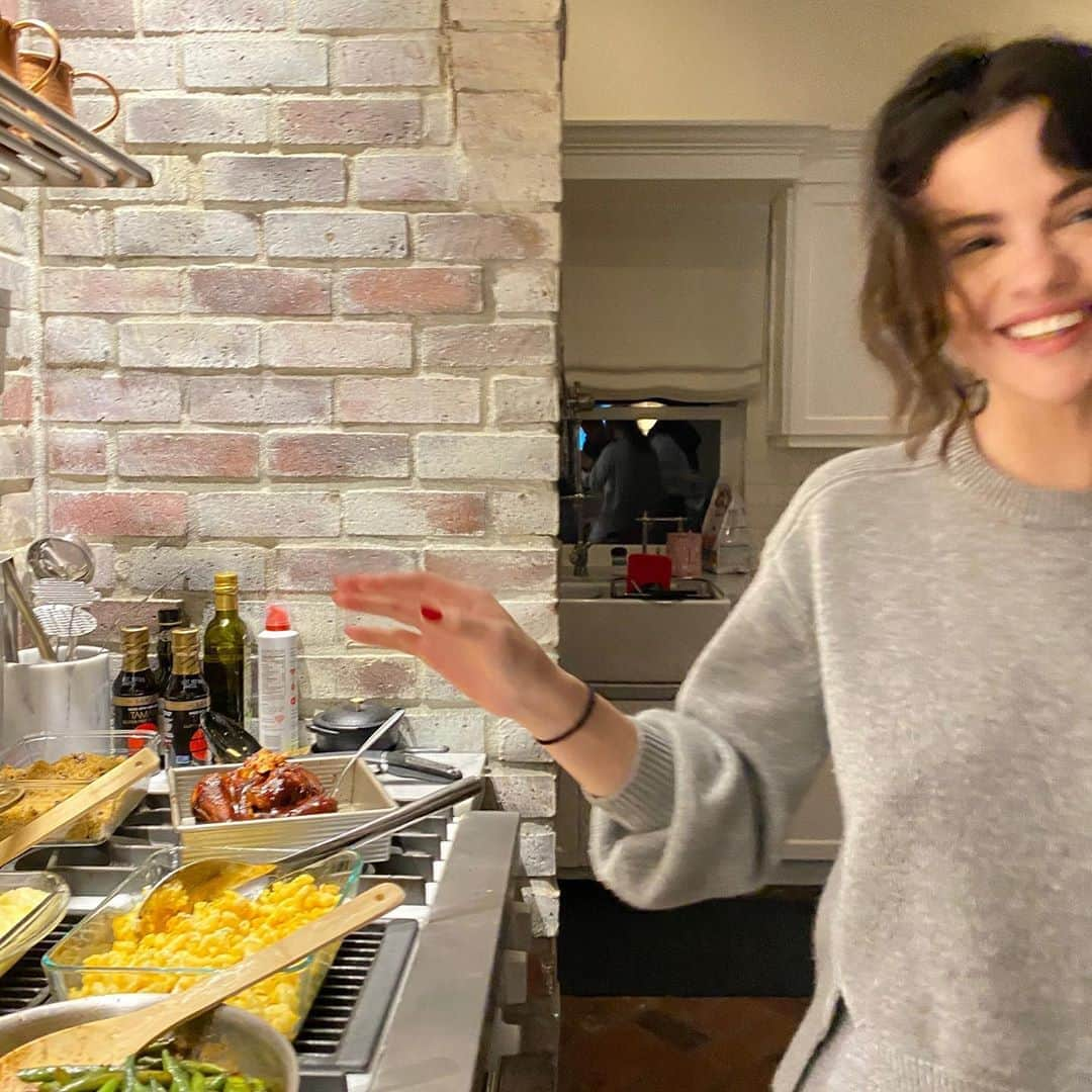 セレーナ・ゴメスさんのインスタグラム写真 - (セレーナ・ゴメスInstagram)「Trying to take a cute/serious pic of me cooking but then felt embarrassed so I’m using the candid where I look so happy but I really feel kinda cheesy. 😏 Anyway, I shared a few lists in my stories of things I’m watching, listening to and reading to keep me positive and help pass the time. Hope it helps you 💖  For music: “If the World Was Ending” - JP Saxe & Julia Michaels “You Say” - Lauren Daigle “Snowchild” - The Weeknd “The Blessing” - Kari Jobe, Cody Carnes & Elevation Worship “The Box” - Roddy Rich  For movies:  Invisible Man  Jennifer’s Body American Hustle  Uncut Gems  Clueless Sugar and Spice  After the Wedding  Zodiac Election Flirting with Disaster  For shows:  The Morning Show  Good Girls The Servant  SNL (re-runs)  The Mind Explained  For books: “Becoming” - Michelle Obama “The Undocumented Americans” - Karla Cornejo Villavicencio “Signs” - Laura Lynne Jackson  For podcasts:  On Purpose with Jay Shetty Wait Wait... Don’t Tell Me A New Earth - Oprah & Eckhart Tolle Get Sleepy  For accounts to follow:  @tinykitchentm @jessicayellin @selenagomez.doll @chloeiscrazy  @nostalgia.video」3月31日 11時07分 - selenagomez