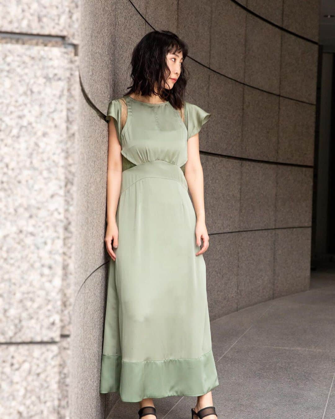 のインスタグラム：「【STYLE SNAP】 Dress 17,000yen+tax Shoes 12,000yen+tax  バックに施されたレースから覗く背中が美しいリュクスなドレスが到着。光沢感のあるサテンとレースの切り替えも品の良いエレガントさを醸しています。  #SNIDEL #スナイデル @snidel_official  @snidel_official_snap  @marshmallow_presscat」