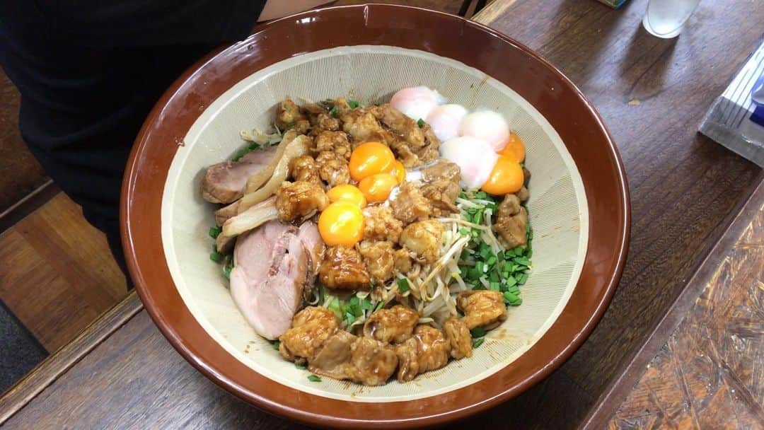 MAX鈴木さんのインスタグラム写真 - (MAX鈴木Instagram)「これさ、二郎系のラーメンなんだけど、トッピングになにのってるかわかる？  #麺でる #南大沢」3月31日 11時23分 - max_suzuki