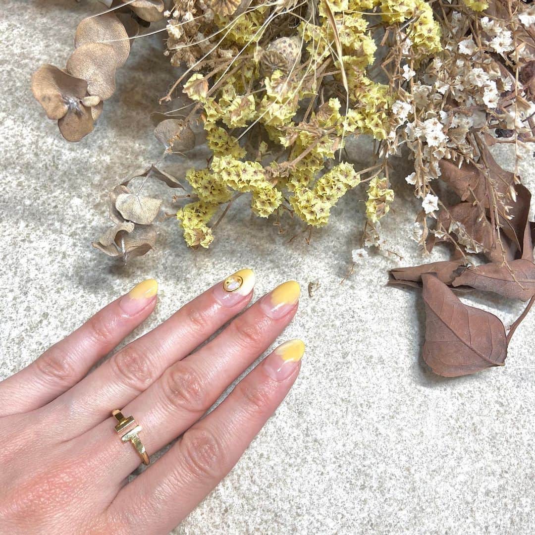 杉下理世のインスタグラム：「Spring🌼Yellow with dry flower  #nail #銀座ネイル #chestnutsnail #チェスナッツネイル #ドライフラワー #dryflower」