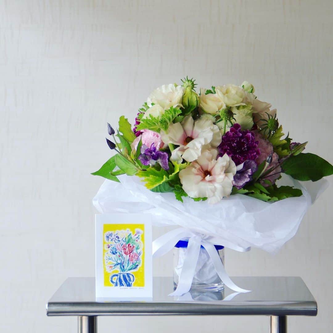 eclat.magazineさんのインスタグラム写真 - (eclat.magazineInstagram)「今年もVan Cleef & Arpels さんから花束をお送りいただきました。変わらぬ春に心和みます。ありがとうございます。 (編集B) #vancleefandarpels #ヴァンクリーフアンドアーペル #vca #vancleefarpels #ブーケ #春の花 #flowerstagram #🌸 #🌼」3月31日 17時02分 - eclat.magazine