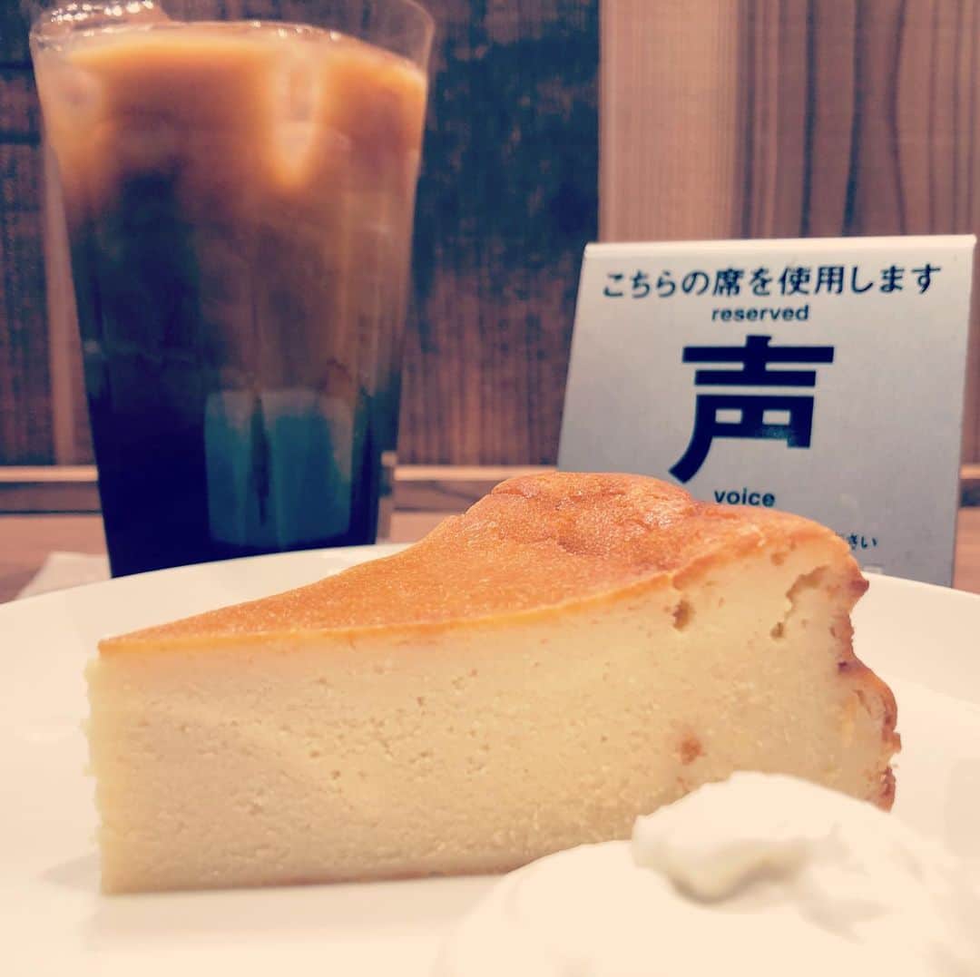あつひろのインスタグラム：「ブレイクタイム♪ 思わずコレを選んでしまったw  #mujicafe #アイスコーヒー #チーズケーキ #声 #voice」