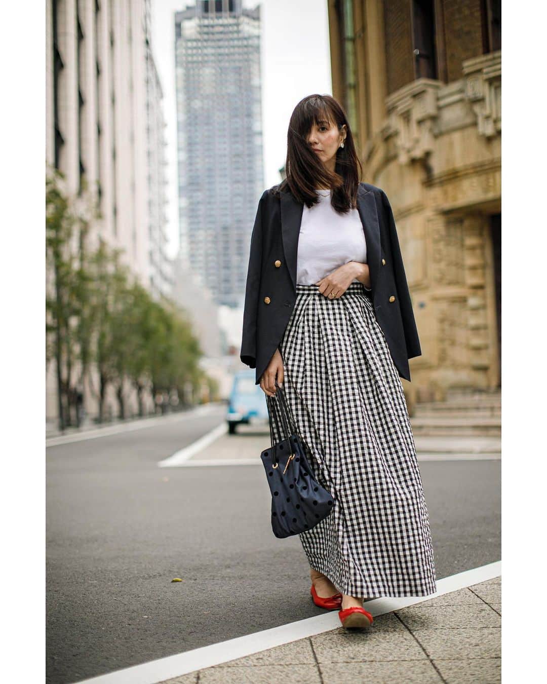 田中幸恵のインスタグラム：「_____ . 4月7日　VERY5月号 VERY STORE 別注 @charmant_sac  ネイビードット✖︎エコレザー . チェックにドットで 柄✖︎柄 . ☑︎紺ブレ ☑︎チェックスカート、 ☑︎赤の靴  好き♡ . . outer ▶︎ @iena_jp  tops ▶︎ @leminor.fr  skirt ▶︎ @iena_jp  shoes ▶︎ @jandmdavidson  bag ▶︎ @charmant_sac . . #iena  #leminor  #jandmdavidson  #charmantsac」