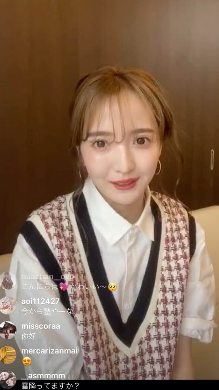 平木愛美のインスタグラム：「先日の、おうち時間。 すこしインスタliveをして、皆んなと一緒に過ごしている気持ちでした。 観てくださった皆さまありがとうございました💓  世界中で、不安や、そして悲しみがたくさん広がっていてそれは本当に、とてもとても悲しくて こわくて 不安なのですが  今は 誰かへ批判をしたり文句を言ったりするのでなく  大切な人に愛を伝えたり、  こんな時だからこそ考えたり、自分にできることだったり🌍🕊🤝🤍🌳 そうありたいなぁ。  この日のお洋服は、ベストはZARAで、これは実はゴルフコーデにも着たいなぁと考えながら買ったもの。💕 . 重ねて着ているシャツワンピースが、もうすぐ発売される、またまた私セレクトのお洋服です。 着回しでベストを合わせてみた💞👩‍🦰 可愛いのでお楽しみに…♡ @mewen_official . この時期、おうち時間を利用して、いまできること！！わたしのYouTubeのテーマでもある【自分磨き】を皆んなと一緒にがんばりたい！！✨✨ . 身も心も、磨きたいです。 内側から、大切なものを一緒に充実させましょう⚪️」