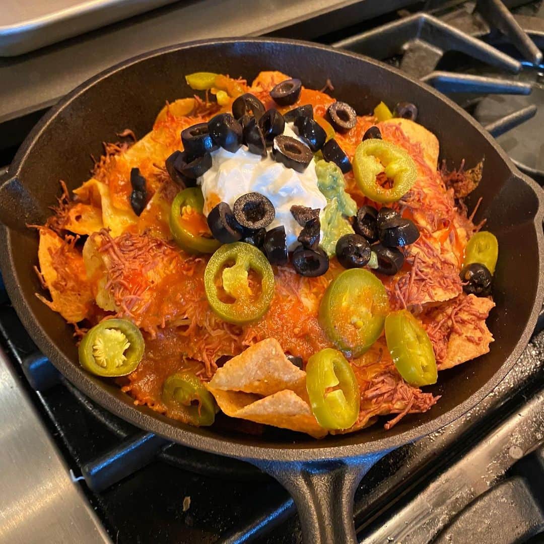 Tony Hsiehのインスタグラム：「Tony is cooking up some cast iron skillet nachos right now!  What’s your fav munchie food?  #CastIronClub *Posted by Michelle from Tony’s social team」