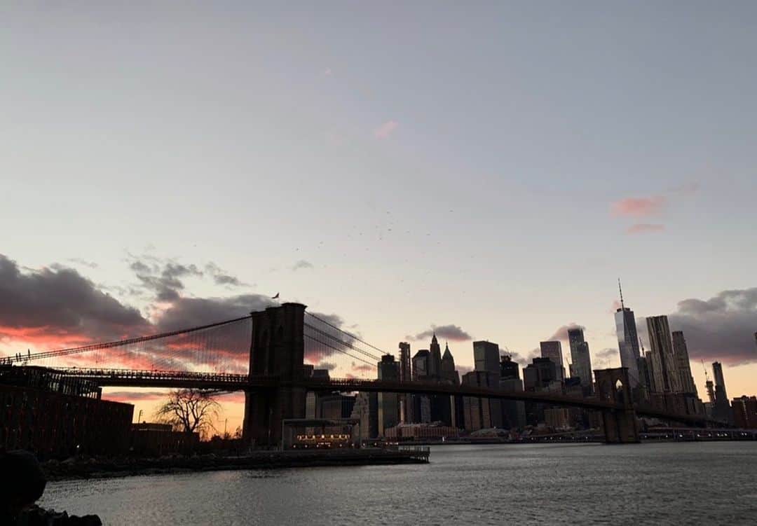 大塚良子のインスタグラム：「#Staytrong #NYC  娘が好きなセントラルパークにも野戦病院が建てられNYには多くの臨時病院が各地域へ急ピッチで設置。 今日はNYに病院船も到着、 家の中は平和な時間が流れてるけど一歩出ると街はさながら戦闘モードです。そしてこのスピード感とそこへ応援へ出てくれる方々（引退した医療従事者の中から名乗り出た人達なんと7万人！）へNY全体が感謝する日々。昨日のクオモ氏会見では色々と新しいニュースがあって悪いニュースも沢山あったけど良いニュースの一つとして、おっ！と思ったのが抗体検査の実施。コロナに感染しても軽症で済む抗体を持ってる人を調べる事。そういったコロナマンやコロナウーマンから早期仕事復帰をさせていくことでダメージを受けたNYの経済復活を迅速に目指すという。とにかくいまは自分達が出来ることを続けていくのみ、引き続きステイホームです。  Field hospitals were built in Central Park, where my daughter loves, and many temporary hospitals were set up in NY in each region at a rapid pace. One of them, a hospital whose large exhibition hall has been remodeled, will start accepting patients today. Everyone in New York is grateful for this speed, and everyone is cheering for the people in the frontline. There was a lot of new information at Cuomo's conference yesterday. There was bad news, but the good news was the antibody test. This test allows doctors to transfer blood to patients from people who had previously had an infection and thus developed antibodies to fight the disease. This is a plan to revive the damaged NY economy sooner. Anyways, we will just keep doing what we can. #stayhome #stayhealthy #newyorkcity  #iloveny」
