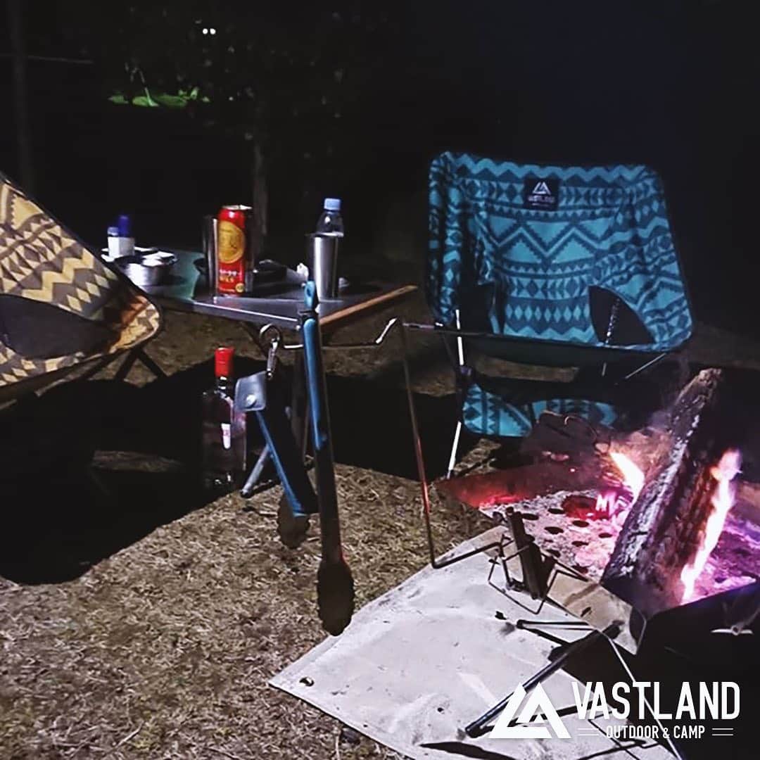 VASTLANDさんのインスタグラム写真 - (VASTLANDInstagram)「【VASTLAND×REPOST】 . .. 快適リビングに焚き火システム⛺️🍖✨ . 見てるだけでワクワクしますねー😊 . .. Photo by  @ryu_miya_bi 様 投稿ありがとうございます！ . .. VASTLAND公式アカウントでのリポスト希望の方は【#VASTLANDリポート】を付けてVASTLAND製品をご投稿ください！ . .. ・掲載ギア・ #アウトドアチェア . .. ▲▽掲載ギアはプロフィールのリンク（ @vastland.jp )もしくは、画像をタップしてチェック！▽▲ . .. ※コメントやDMに返信できない場合がございますので、製品やサポートに関するお問い合わせは、弊社問い合わせフォームからよろしくお願いします。 . .. #VASTLAND #ヴァストランド #キャンプ #ローチェア #折りたたみ椅子 #ホールディングチェア #camp #camping #キャンプギア #キャンプ道具 #キャンプ用品 #ソロキャンプ #デイキャンプ #ファミリーキャンプ #ファミキャン #グルキャン #ソロキャン #オートキャンプ #キャンプ女子 #キャンプ初心者 #キャンパー #camper #キャンプ好き #アウトドア #outdoor #outdoors #アウトドア用品 #アウトドアギア」3月31日 12時20分 - vastland.jp
