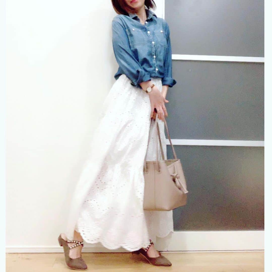 kkkkkaoriiiiiさんのインスタグラム写真 - (kkkkkaoriiiiiInstagram)「きょうも溜まっていた過去picを📷 . ツボすぎるカットワークレーススカートにUNIQLOのシャンブレーシャツを合わせた爽やかなコーデ💓 パールがついたスリッパサンダルもかわいすぎるっ😍 . 詳細は3月12日のブログ記事で紹介してます🙇‍♀️ 詳しくはブログに書いてます📝 @kkkkkaoriiiii  プロフィールから飛べます✈️ ♡153cmちびっこアラサーOL♡KaoriのHappyRoom♡ . #myu  #uniqlo  #uniqloコーデ  #uniqloginza #aimoha  #プチプラコーデ  #プチプラファッション  #おちびコーデ  #おちびの輪  #オトナカジュアル  #153cm  #153cmコーデ  #低身長コーデ  #f_blogger #ootd  #r_fashion」3月31日 12時31分 - kkkkkaoriiiii