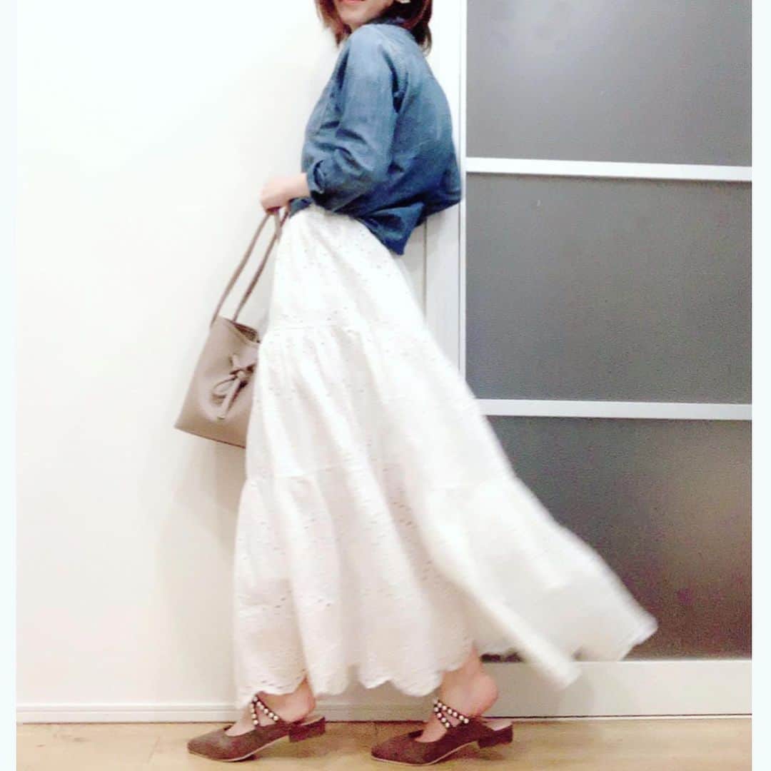 kkkkkaoriiiiiさんのインスタグラム写真 - (kkkkkaoriiiiiInstagram)「きょうも溜まっていた過去picを📷 . ツボすぎるカットワークレーススカートにUNIQLOのシャンブレーシャツを合わせた爽やかなコーデ💓 パールがついたスリッパサンダルもかわいすぎるっ😍 . 詳細は3月12日のブログ記事で紹介してます🙇‍♀️ 詳しくはブログに書いてます📝 @kkkkkaoriiiii  プロフィールから飛べます✈️ ♡153cmちびっこアラサーOL♡KaoriのHappyRoom♡ . #myu  #uniqlo  #uniqloコーデ  #uniqloginza #aimoha  #プチプラコーデ  #プチプラファッション  #おちびコーデ  #おちびの輪  #オトナカジュアル  #153cm  #153cmコーデ  #低身長コーデ  #f_blogger #ootd  #r_fashion」3月31日 12時31分 - kkkkkaoriiiii