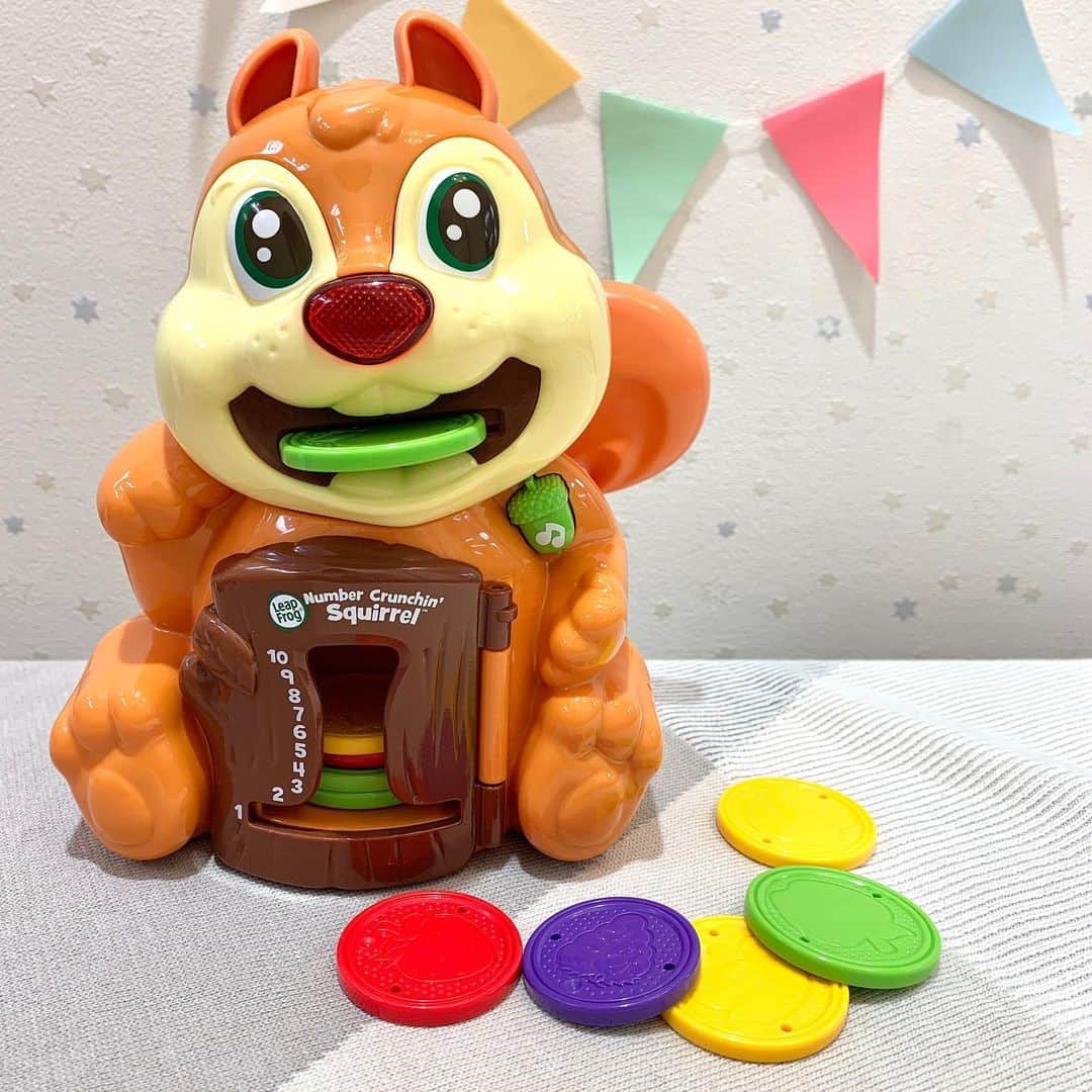 blossom39_officialのインスタグラム：「リスさんがとっても可愛い Leap Frogの《ナンバークランチングスクワラル》  アメリカ生まれの知育玩具なので、遊びながら英語が学べます。  リスさんのお口におやつのチップを入れると、数字や色、フルーツの名前を教えてくれます。  お家遊びにおすすめです♪  #blossom39 #ブロッサム39 #leapfrog #リープフロッグ #知育玩具 #お家時間 #お家遊び #赤ちゃんのいる生活」