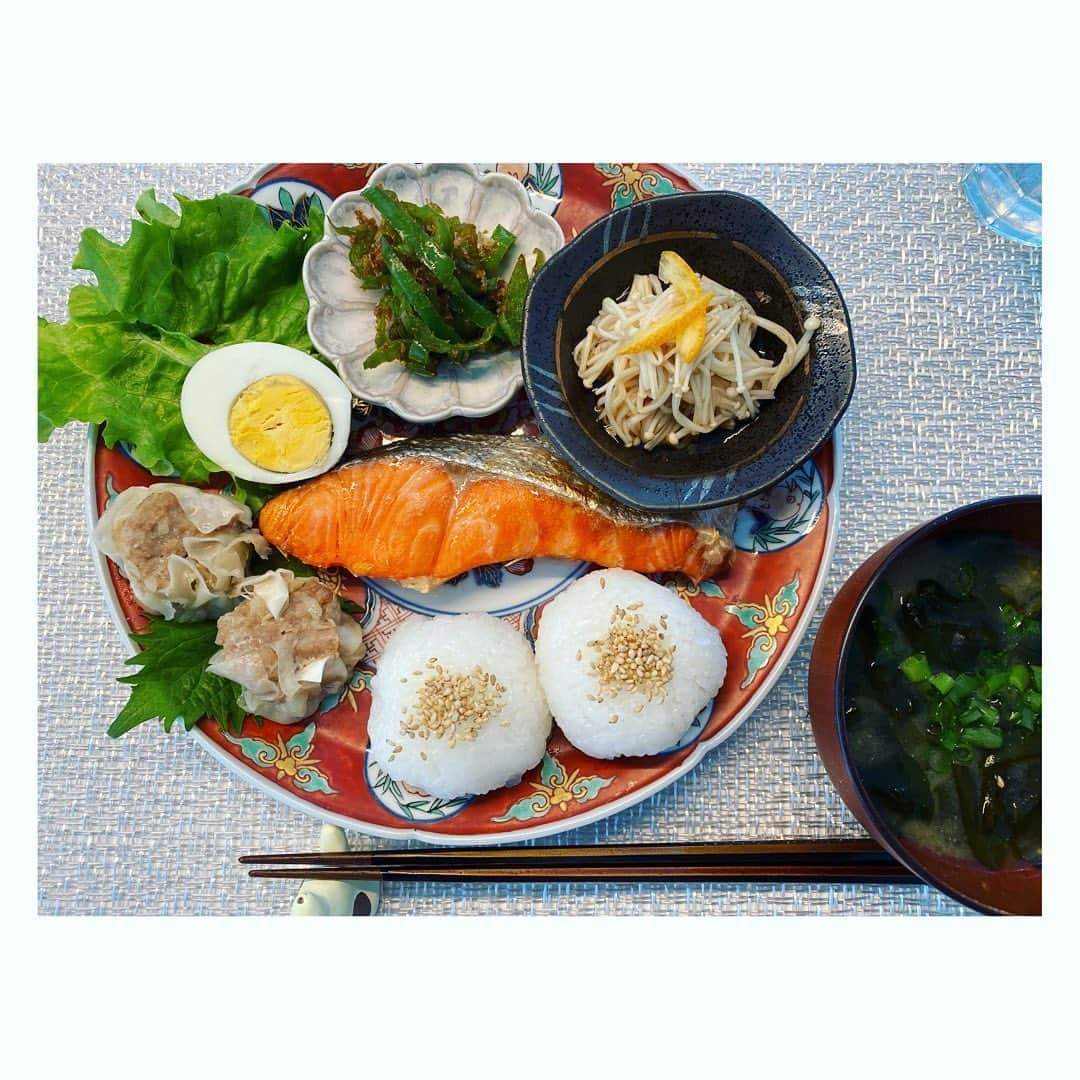 望月理恵さんのインスタグラム写真 - (望月理恵Instagram)「お昼ご飯。 ワンプレートであれこれ 盛り付けました☺️ #インスタで美味しそうな プレートを見つけたので ある材料で作りました。 #お昼ご飯 #焼き鮭#しゅうまい(先日作ったものを冷凍してちびちび食べてます) #えのきぽん酢 #ピーマンのきんぴら ＃茹で卵#わかめのお味噌汁 #おにぎり #モッチーご飯 #コロナで家にいるとご飯が楽しみ #食べすぎます、、、」3月31日 12時27分 - mochiee28