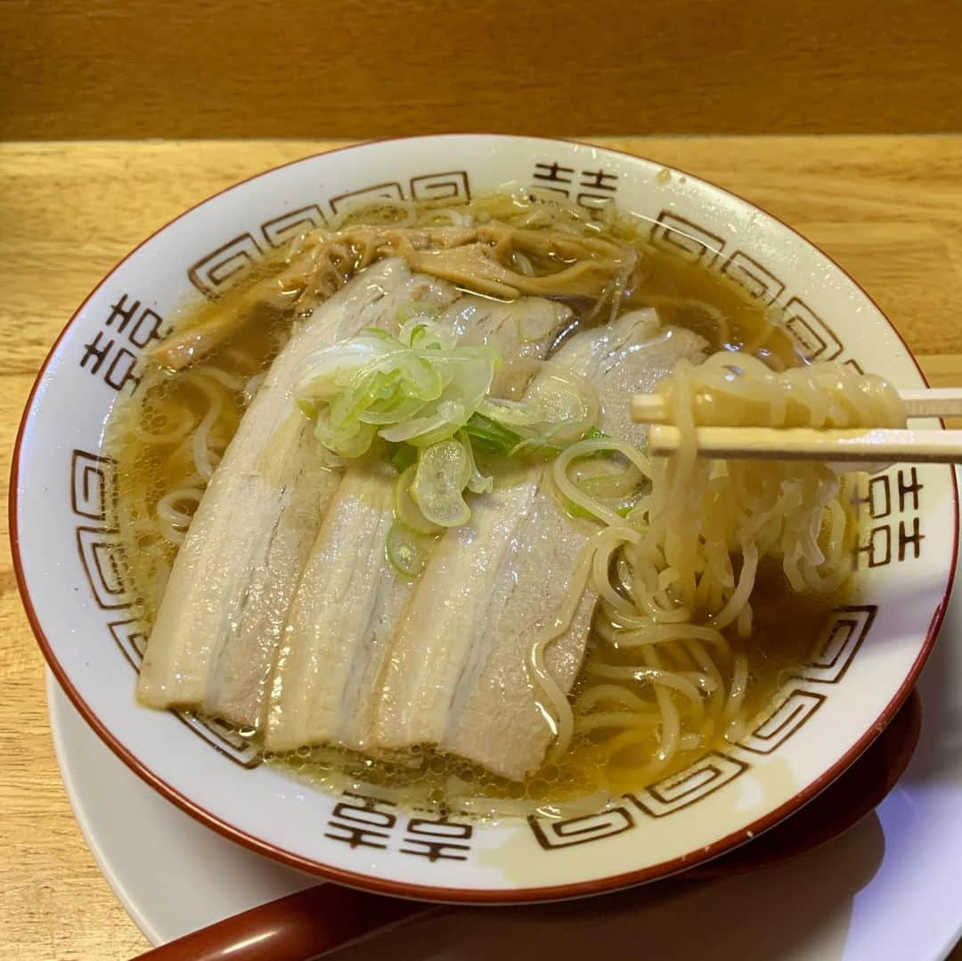 くろさんのインスタグラム写真 - (くろInstagram)「煮干醤油らーめん🍜650円 ちょい寒だったので温かいラーメンって思って汁完飲したら身体ポカポカになったのでワンモアラテはアイスwww #煮干醤油らーめん #煮干醤油ラーメン #新潟燕三条系 #新潟発祥 #なおじ #新潟発祥なおじ #なおじ新橋店 #新潟発祥なおじ新橋店 #ヒノマル食堂 #自家製太麺の雪国屋台拉麺 #創業平成十七年 #新橋ランチ #ラーメンランチ #麺スタグラム #箸あげ #スープ完飲 #スタバ #ワンモアラテ #RediscoverYourLatte」3月31日 12時28分 - m6bmw