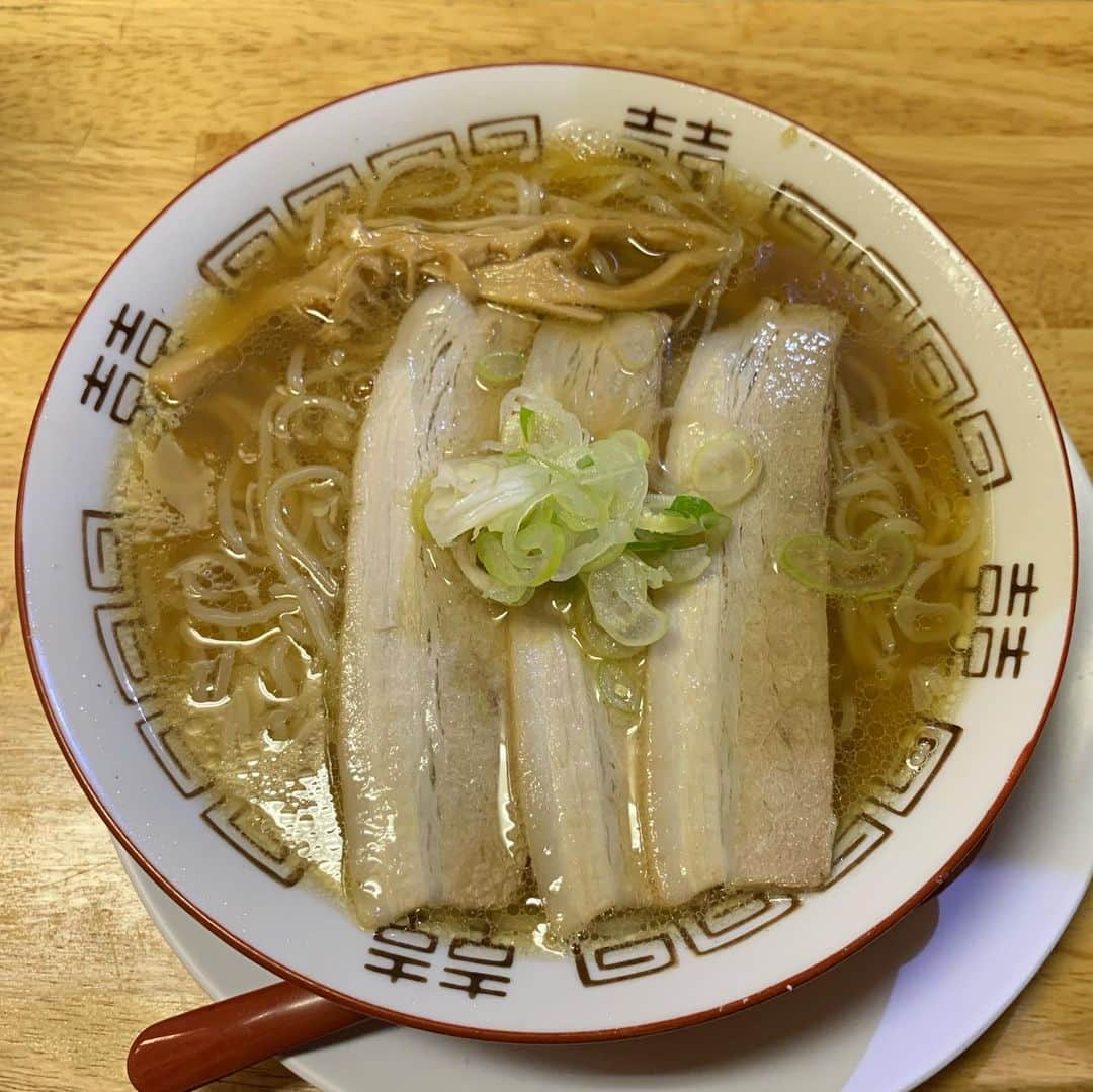 くろさんのインスタグラム写真 - (くろInstagram)「煮干醤油らーめん🍜650円 ちょい寒だったので温かいラーメンって思って汁完飲したら身体ポカポカになったのでワンモアラテはアイスwww #煮干醤油らーめん #煮干醤油ラーメン #新潟燕三条系 #新潟発祥 #なおじ #新潟発祥なおじ #なおじ新橋店 #新潟発祥なおじ新橋店 #ヒノマル食堂 #自家製太麺の雪国屋台拉麺 #創業平成十七年 #新橋ランチ #ラーメンランチ #麺スタグラム #箸あげ #スープ完飲 #スタバ #ワンモアラテ #RediscoverYourLatte」3月31日 12時28分 - m6bmw