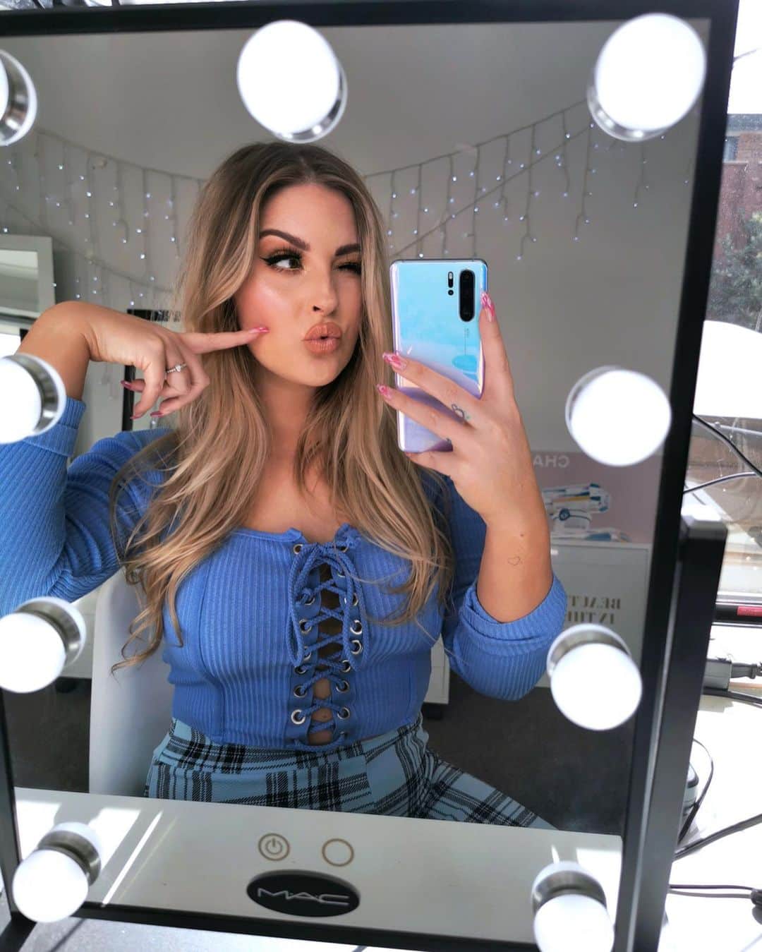 Shannonのインスタグラム：「I uploaded this look today 💙 what did you get up to today during self isolation? 🥺🙏🏼 I filmed some more looks and am now listening to Red Hot Chili Peppers 🌶 lol」