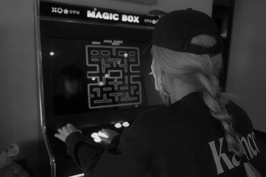 ロゼさんのインスタグラム写真 - (ロゼInstagram)「Me in the midst of an intense game of pacman 🎮 (ignore the high score, i got much better)」3月31日 12時53分 - roses_are_rosie