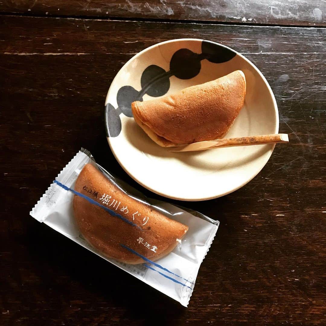 佐野史郎のインスタグラム：「松江、風流堂さんの「堀川めぐり」 どら焼きのようなお菓子ですが、なめらかなシベリアケーキの餡ともまた違ってつぶつぶの餡子がとっても美味しい🎶 ちなみに松江はさらに歴史の古い桂月堂さんや一力堂さんなど、美味しい和菓子屋さんが何軒もあります。 茶人でもある松平不昧公により広まったのか、松江は日常お抹茶をいただく習慣があるので、和菓子屋さんも多いのでしょうね？^_^」