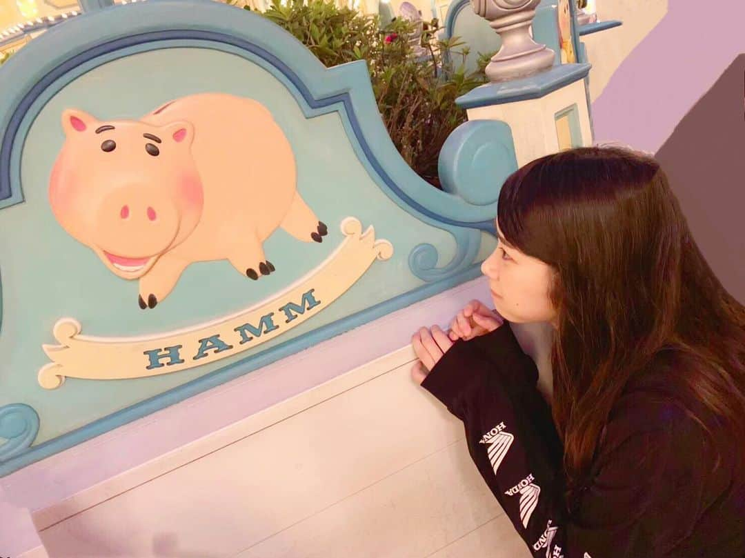 堂本千晴さんのインスタグラム写真 - (堂本千晴Instagram)「ブタさん🐷💓 . . 貯金箱のハムさん。 あー、貯金、あー、貯金、、、 . 早くディズニーオープンしてうさピヨグッズ欲しいなとか思ってたけど😂 . . .  #ディズニー #ディズニーランド #トイストーリー  #ハム  #ローリエプレス #ローリエガールズ #かわ育 #かわ育旅行 #bis_web #mery #disney #disneyland  #disneysea #toystory」3月31日 13時04分 - maria_misato_1109