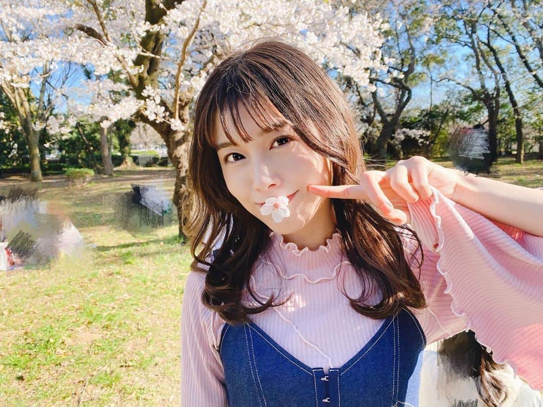 のインスタグラム：「🌸🍡来年は一緒にお花見しようね🍡🌸 . #桜 #桜満開 #お花見コーデ #お花見自粛 #cherryblossom #pink #shooting」