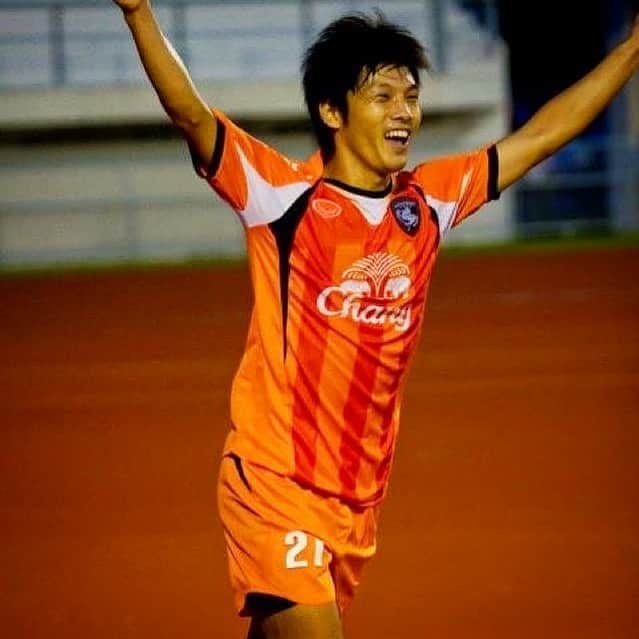 馬場悠企さんのインスタグラム写真 - (馬場悠企Instagram)「Suphanburi played in the first year in 2012 2012年、1年目にプレーしたスパンブリー お世話になりました🙏  #2012 #🇹🇭⚽️ #suphanburi #no21 #division1 #1部昇格 #35match #8goal #5assist #thai #league  #footballplayer  #love #instagood  #instadaily  #instagram」3月31日 13時42分 - yuki_bamba32