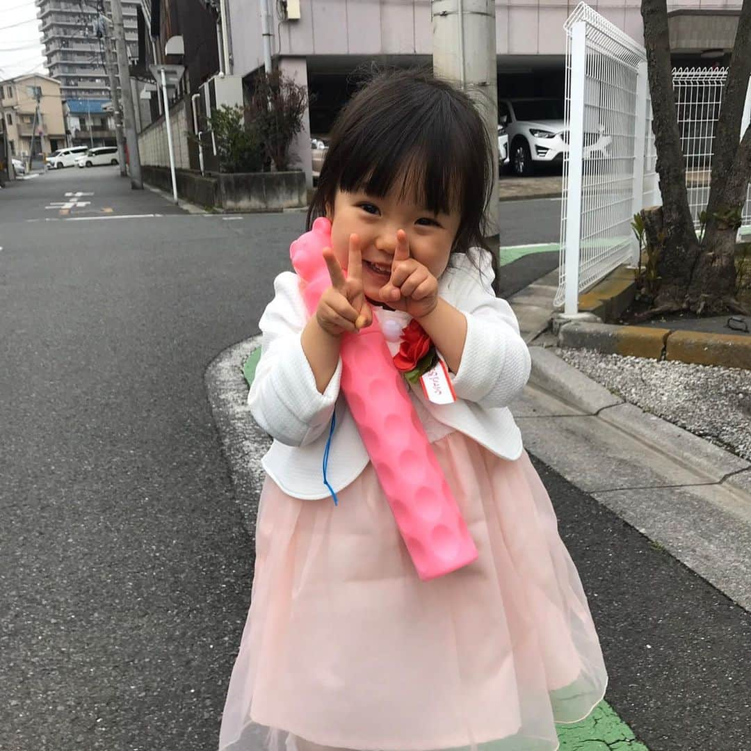 和田まんじゅうさんのインスタグラム写真 - (和田まんじゅうInstagram)「#卒園式 #4月から幼稚園 #早いよね」3月31日 13時38分 - dawakkk