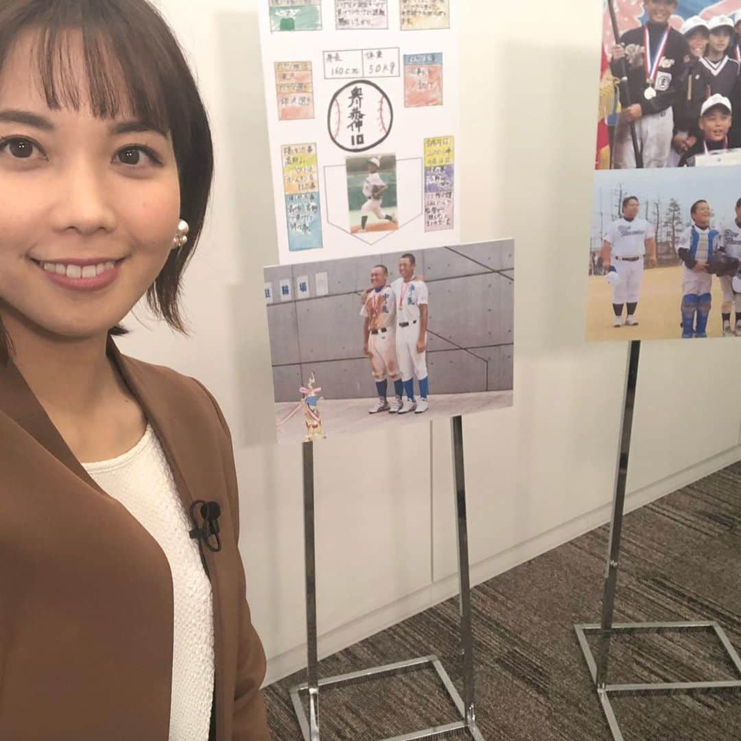 ヒロド歩美さんのインスタグラム写真 - (ヒロド歩美Instagram)「休養日のクイズの正解は… 【僕、会見大丈夫でした？】でした‼️ ヤクルトスワローズからドラフト1位指名を受け、クジで決まった瞬間はたっぷりのフラッシュを浴びながら表情を変えずにいました！でも、あれ？奥川スマイルは…？と思った方もいたと思います。多くの報道陣からの質問にしっかりと受け答えをし、退席してから別室でのインタビュー部屋に来た時は、山下部長の声がけもあって、奥川スマイルが戻ってきました😊 そしてマイクを制服に付けてもらっている時、第一声「僕、会見大丈夫でした？」と。もちろんバッチリだと即答しました👌 甲子園で戦い抜いて多くの取材を経験してきたであろう奥川くんも緊張するドラフトの会見。それだけ人生の貴重な瞬間、出来事だったのだと改めて感じました✨ 宮崎の西都キャンプに訪れた時、これまでに見たことない充実感あふれる表情で私だけでなく、熱闘甲子園スタッフも驚きました‼️ただ、インタビューに答える時に、担当広報の度会さんが「もっと声張らないと！ルーキーだから！！マイクさんがマイクを近づけてるようじゃダメ！後ろに下がってしまうぐらい声出さないと！！」って指導されていたのは内緒です🤫」3月31日 13時43分 - hirodo_ayumi