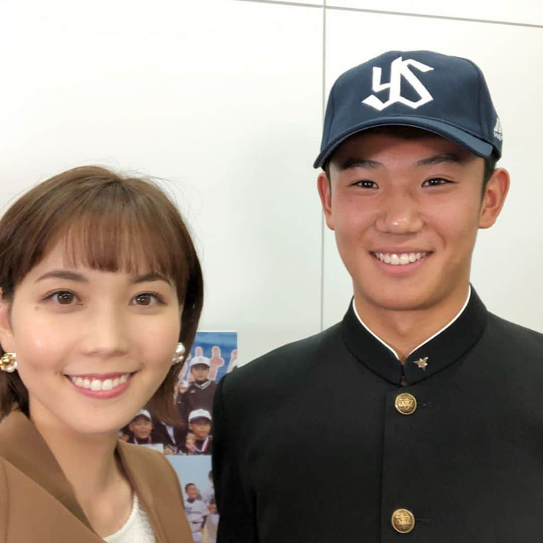 ヒロド歩美さんのインスタグラム写真 - (ヒロド歩美Instagram)「休養日のクイズの正解は… 【僕、会見大丈夫でした？】でした‼️ ヤクルトスワローズからドラフト1位指名を受け、クジで決まった瞬間はたっぷりのフラッシュを浴びながら表情を変えずにいました！でも、あれ？奥川スマイルは…？と思った方もいたと思います。多くの報道陣からの質問にしっかりと受け答えをし、退席してから別室でのインタビュー部屋に来た時は、山下部長の声がけもあって、奥川スマイルが戻ってきました😊 そしてマイクを制服に付けてもらっている時、第一声「僕、会見大丈夫でした？」と。もちろんバッチリだと即答しました👌 甲子園で戦い抜いて多くの取材を経験してきたであろう奥川くんも緊張するドラフトの会見。それだけ人生の貴重な瞬間、出来事だったのだと改めて感じました✨ 宮崎の西都キャンプに訪れた時、これまでに見たことない充実感あふれる表情で私だけでなく、熱闘甲子園スタッフも驚きました‼️ただ、インタビューに答える時に、担当広報の度会さんが「もっと声張らないと！ルーキーだから！！マイクさんがマイクを近づけてるようじゃダメ！後ろに下がってしまうぐらい声出さないと！！」って指導されていたのは内緒です🤫」3月31日 13時43分 - hirodo_ayumi