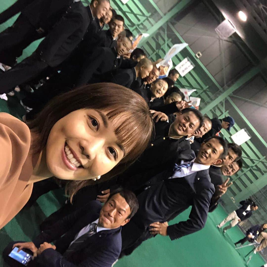 ヒロド歩美さんのインスタグラム写真 - (ヒロド歩美Instagram)「休養日のクイズの正解は… 【僕、会見大丈夫でした？】でした‼️ ヤクルトスワローズからドラフト1位指名を受け、クジで決まった瞬間はたっぷりのフラッシュを浴びながら表情を変えずにいました！でも、あれ？奥川スマイルは…？と思った方もいたと思います。多くの報道陣からの質問にしっかりと受け答えをし、退席してから別室でのインタビュー部屋に来た時は、山下部長の声がけもあって、奥川スマイルが戻ってきました😊 そしてマイクを制服に付けてもらっている時、第一声「僕、会見大丈夫でした？」と。もちろんバッチリだと即答しました👌 甲子園で戦い抜いて多くの取材を経験してきたであろう奥川くんも緊張するドラフトの会見。それだけ人生の貴重な瞬間、出来事だったのだと改めて感じました✨ 宮崎の西都キャンプに訪れた時、これまでに見たことない充実感あふれる表情で私だけでなく、熱闘甲子園スタッフも驚きました‼️ただ、インタビューに答える時に、担当広報の度会さんが「もっと声張らないと！ルーキーだから！！マイクさんがマイクを近づけてるようじゃダメ！後ろに下がってしまうぐらい声出さないと！！」って指導されていたのは内緒です🤫」3月31日 13時43分 - hirodo_ayumi