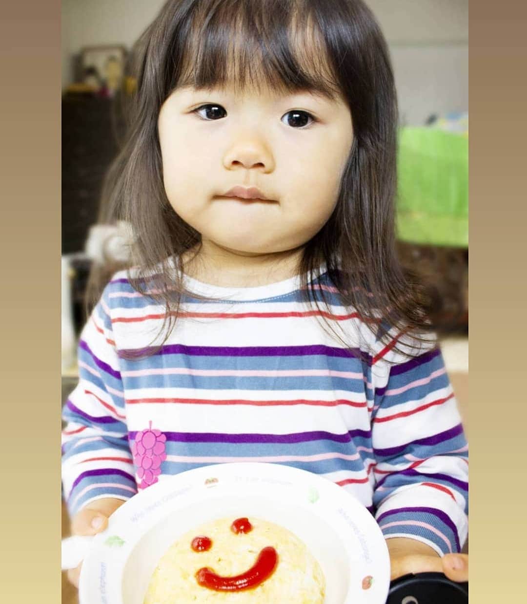吉村美樹さんのインスタグラム写真 - (吉村美樹Instagram)「オムライスでこの笑顔☺チキンライスには、ほうれん草、しめじ、たまねぎも入っています🍄うふふ。 #おうちでご飯 #おうちごはん #おうち時間 #ニコニコ #ニコニコオムライス #オムライス #娘の大好物 #🐣 #☺ #🍳😋💕」3月31日 13時44分 - yoshimuramiki0911