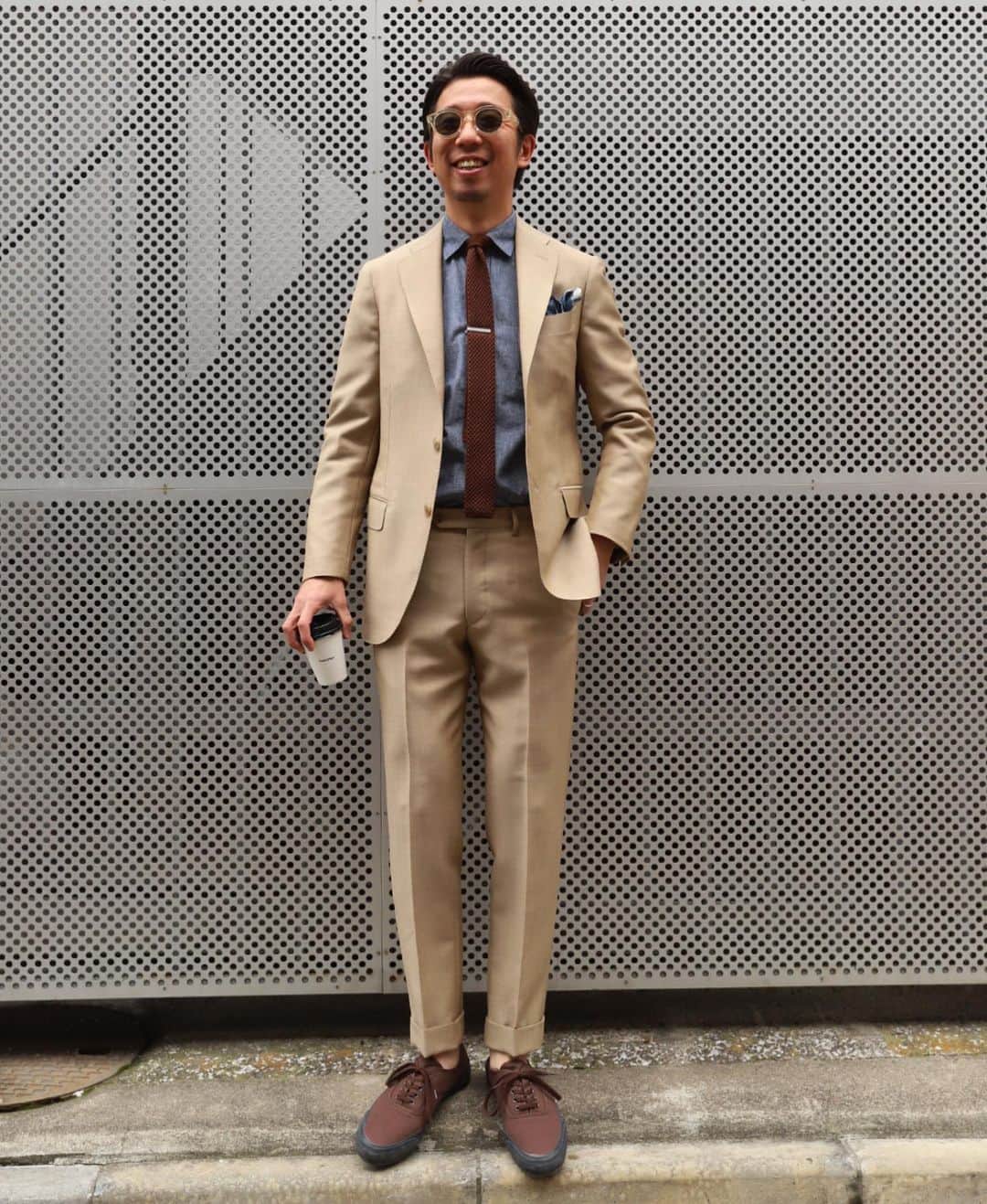 のインスタグラム：「本日のSTYLE  着たいモノを着る！！！ってのはこのご時世でも 問題ございませんね〜。 行きたい所に行けない分、好きなモノを着て少しでも 気分を紛らすのが良いかもしれませんよ。  #suit#shirt#candidum #tie#workersjapan #sneaker#doek #glasses#kearny #ivystyle#trad#surf #bracelet#madeincalifornia #Freeportueno#tokyo#上野セレクトショップ」